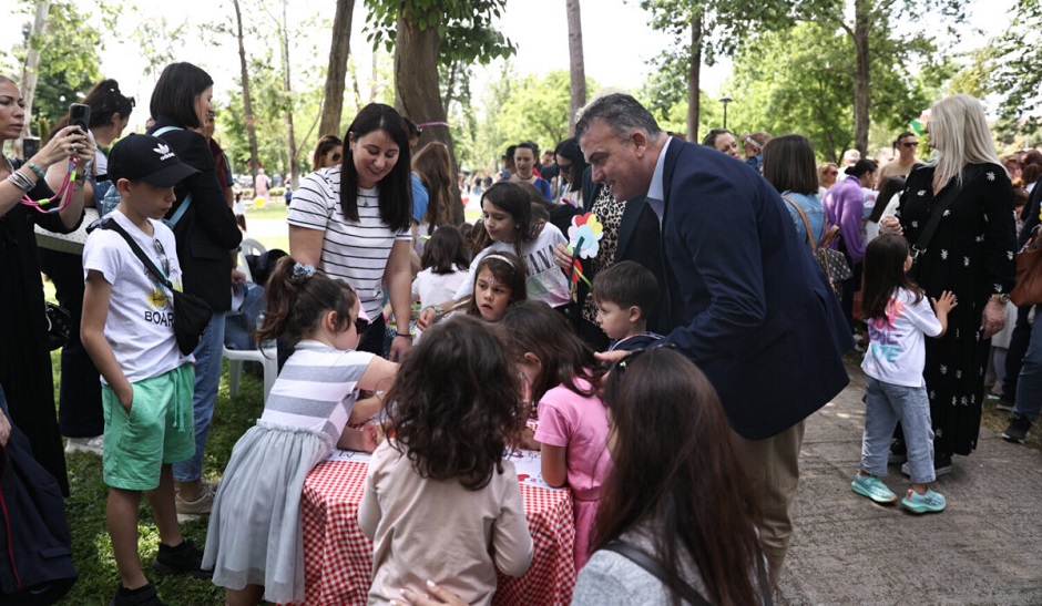 Κοσμοσυρροή στο Πάρκο Αλκαζάρ για τη γιορτή της μητέρας-Μαμάκος: «Ένα μεγάλο ευχαριστώ στις μητέρες όλου του κόσμου»,