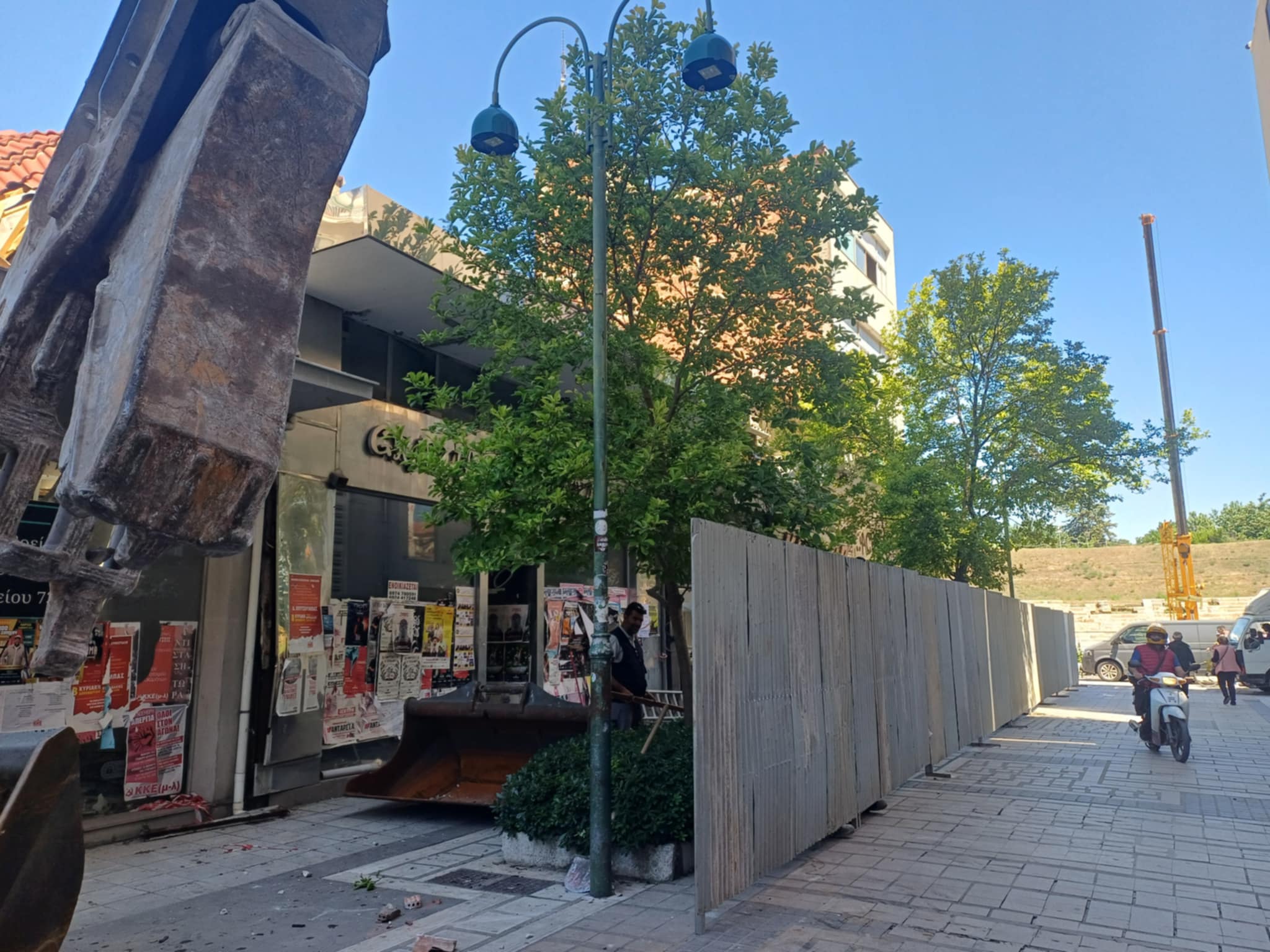 Ξεκίνησε η κατεδάφιση κτιρίων απέναντι από το αρχαίο θέατρο της Λάρισας (ΦΩΤΟ)
