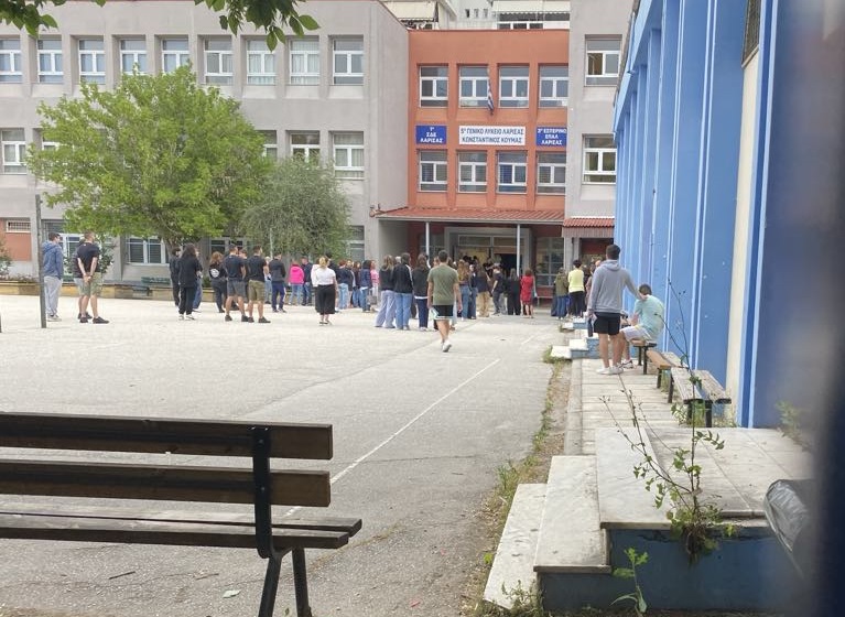 Πρεμιέρα στις πανελλαδικές: Δεκάδες γονείς έξω το 5ο Λύκειο Λάρισας(ΦΩTO)