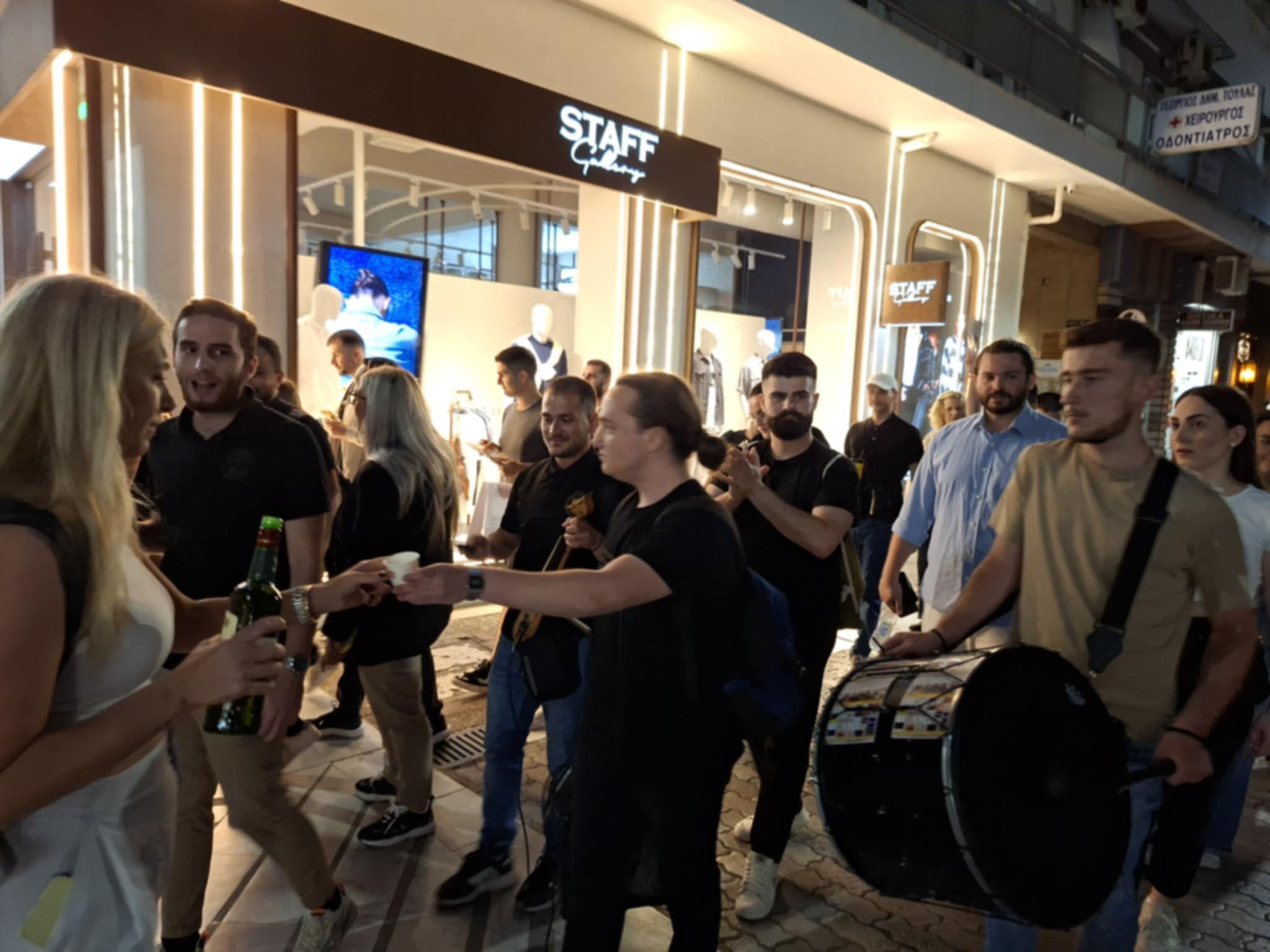 Ξεσήκωσαν το κέντρο της Λάρισας οι Πόντιοι φοιτητές για την αυριανή τους εκδήλωση (ΦΩΤΟ+video)