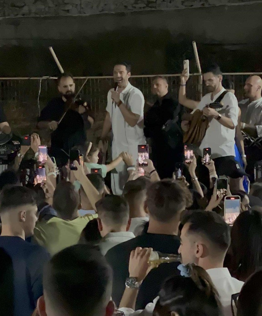Η απρόσμενη εμφάνιση του Κωνσταντίνου Αργυρού στη Γιορτή Αγκινάρας στην Τήνο -Ξεσήκωσε το κοινό με νησιώτικα [βίντεο]