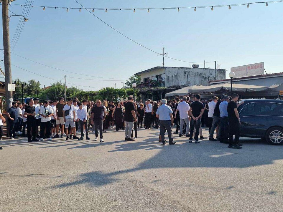 Άρτα: Ανείπωτος πόνος -Το τελευταίο «αντίο» στον 14χρονο Σπύρο, που έχασε τη ζωή του στα νερά του Αράχθου