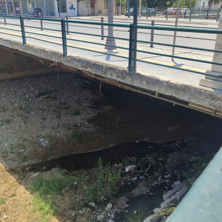 Καταγγελία Λημνιού: Σκουρόχρωμα και δύσοσμα λύματα κάτω από γέφυρα στη Λεωφόρο Ειρήνης στον Βόλο