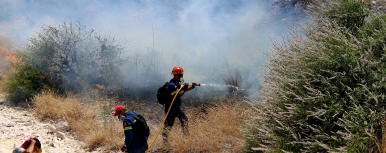 Μαίνεται η πύρινη λαίλαπα στη Χίο: Αλλεπάλληλα μηνύματα 112 και εκκενώσεις, μάχη να σωθούν τα Μαστιχοχώρια