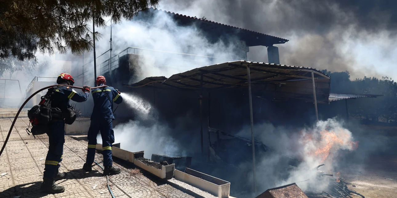Φωτιά στην Παλαιά Φώκαια: Καίγονται σπίτια, εστάλη 112 για εκκενώσεις, διακοπή κυκλοφορίας, 40 απεγκλωβισμοί