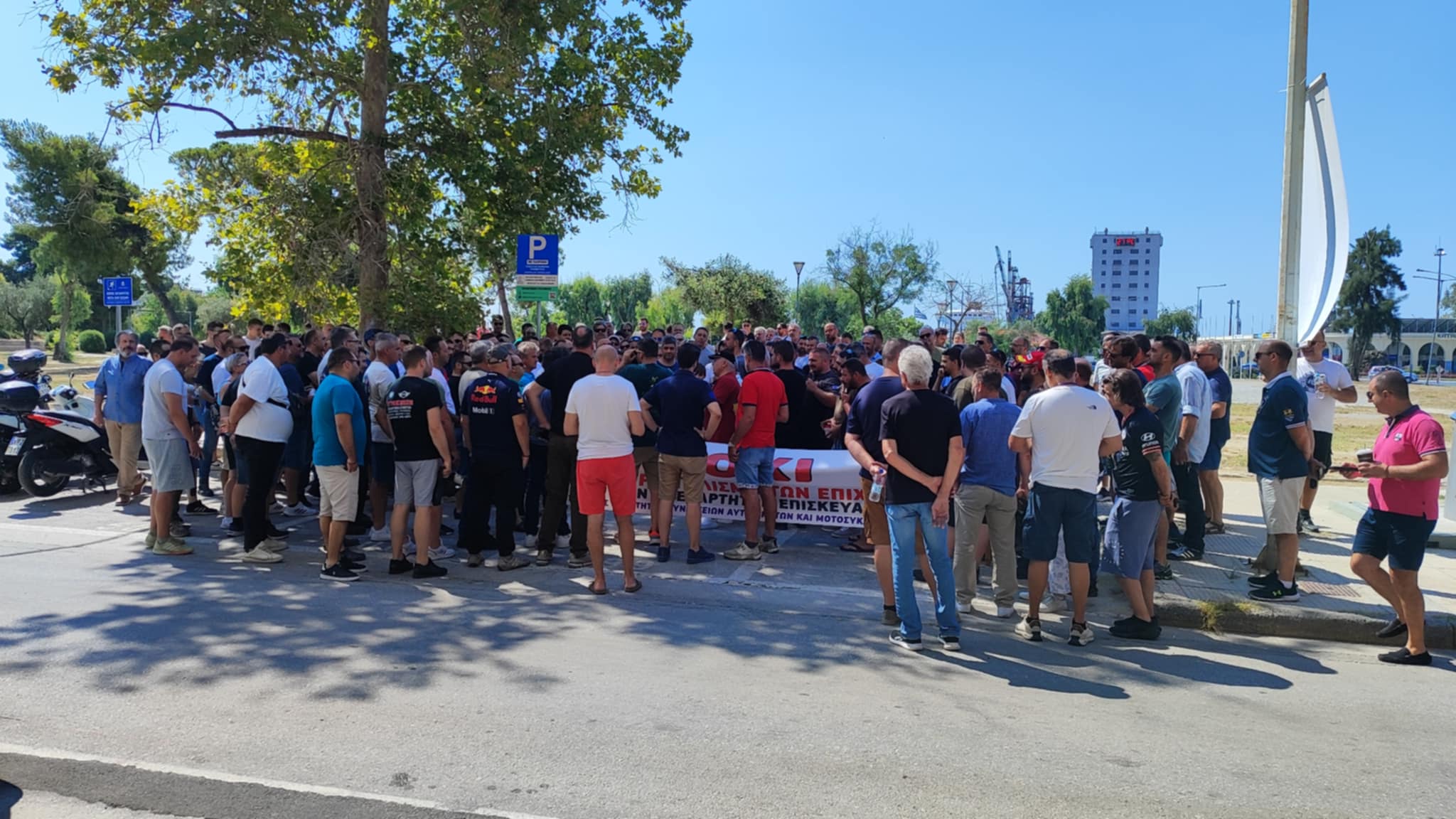 Πολιορκούν τη ΔΟΥ Βόλου οι ιδιοκτήτες συνεργείων που αντιδρούν στο ψηφιακό πελατολόγιο (ΦΩΤΟ)