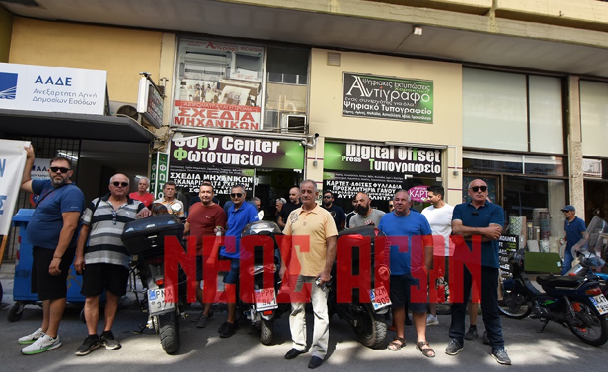 Παρέδωσαν τα κλειδιά των συνεργείων τους στην ΔΟΥ Καρδίτσας οι επισκευαστές αυτοκινήτων (ΦΩΤΟ - ΒΙΝΤΕΟ)