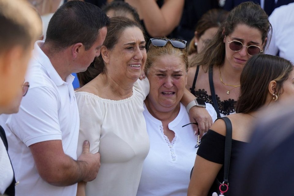 Ράγισαν καρδιές στην κηδεία του Ντιόγκο Ζότα -Σήκωσε το φέρετρο η σύζυγός του, λύγισαν οι συμπαίκτες του