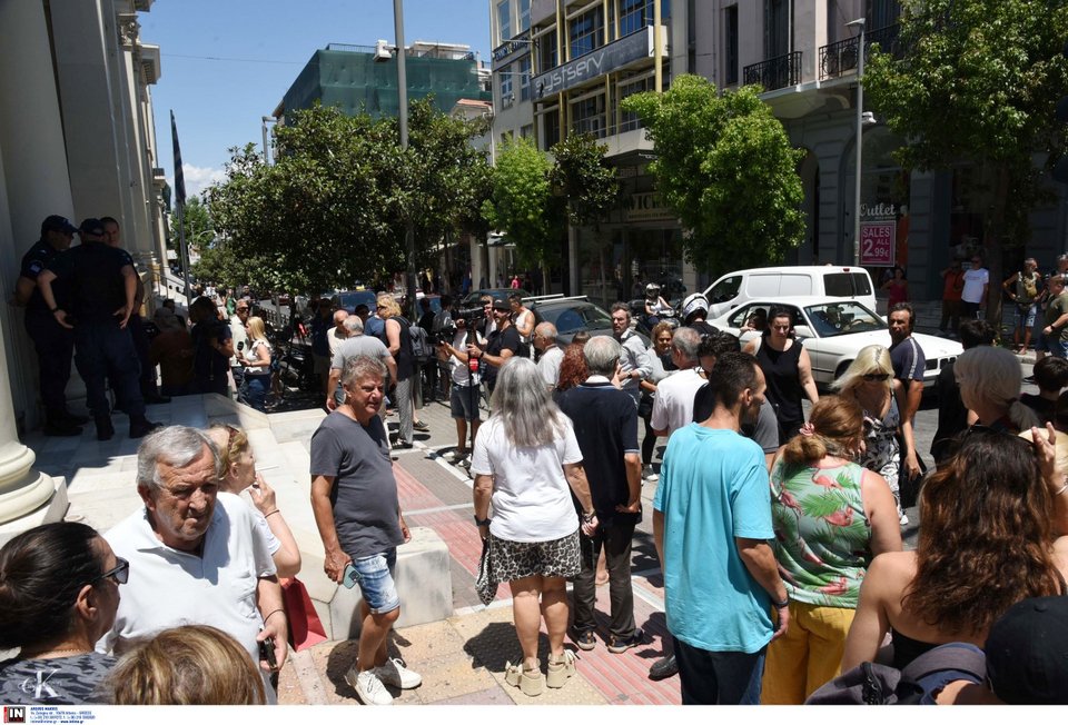 Στα δικαστήρια Πάτρας η Ειρήνη Μουρτζούκου, μετά την ομολογία των δολοφονιών -«Φόνισσα» την αποδοκίμασε το πλήθος