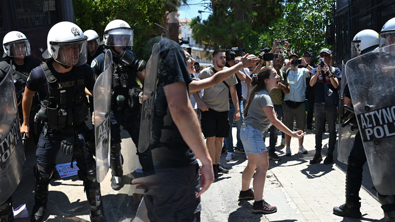 Δακρυγόνα και ξύλο έξω από τη σύνοδο των Πρυτάνεων-Φοιτητές ήρθαν αντιμέτωποι με τα ΜΑΤ