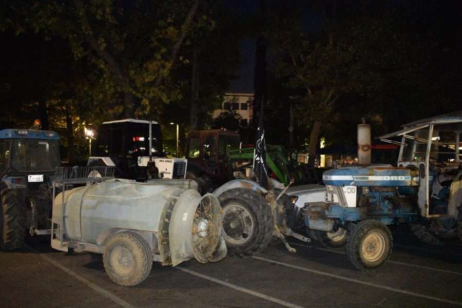 Τα τρακτέρ στην κεντρική πλατεία της Λάρισας για ΟΠΕΚΕΠΕ,αποζημιώσεις, ευλογιά προβάτων, λειψυδρία