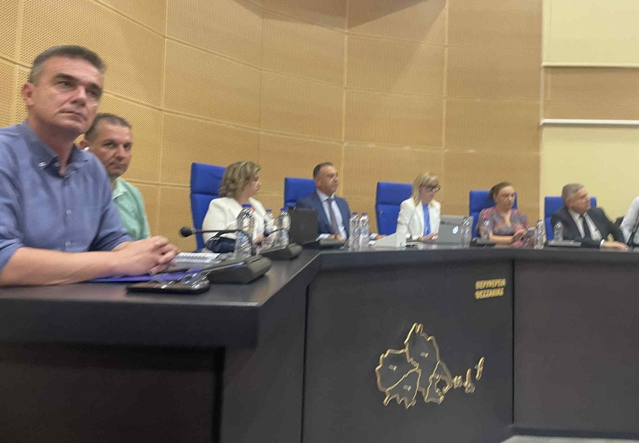Ένταση στη σύσκεψη στην περιφέρεια με κτηνοτρόφους παρουσία Χρήστου Κέλλα (ΦΩΤΟ+βίντεο