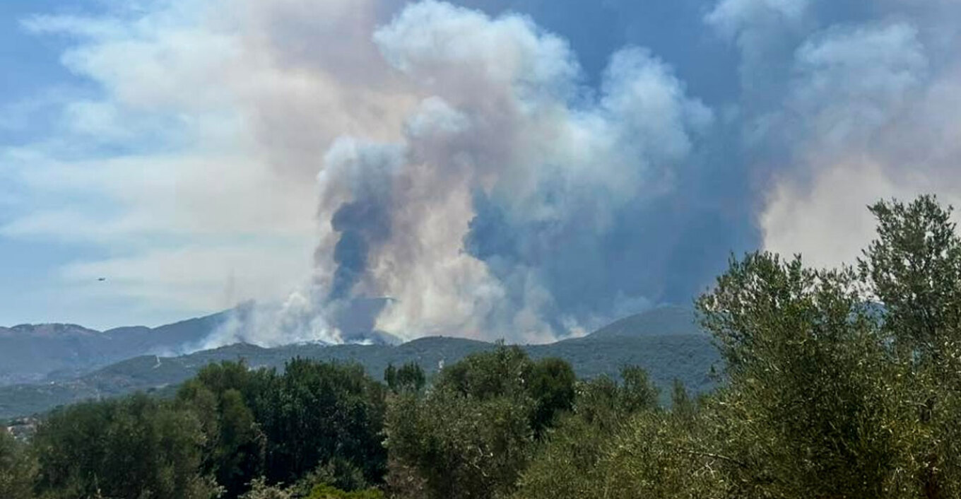 Φωτιές σε Εύβοια, Μεσσηνία και Κύθηρα - Μπαράζ μηνυμάτων από το 112 για εκκενώσεις οικισμών
