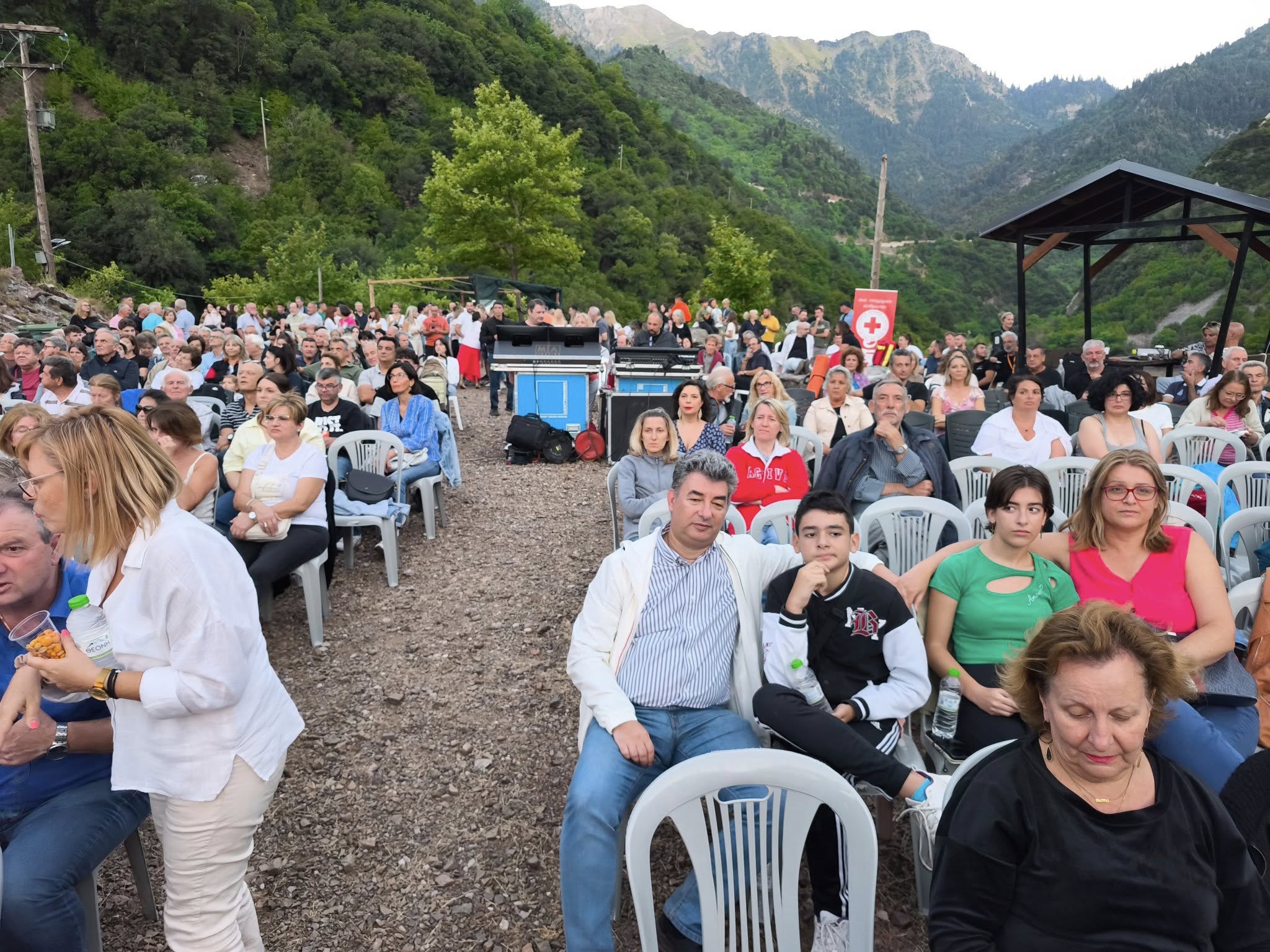 Πλήθος κόσμου χθες στη λίμνη Στεφανιάδα στη συναυλία του Κώστα Μακεδόνα (ΦΩΤΟ)