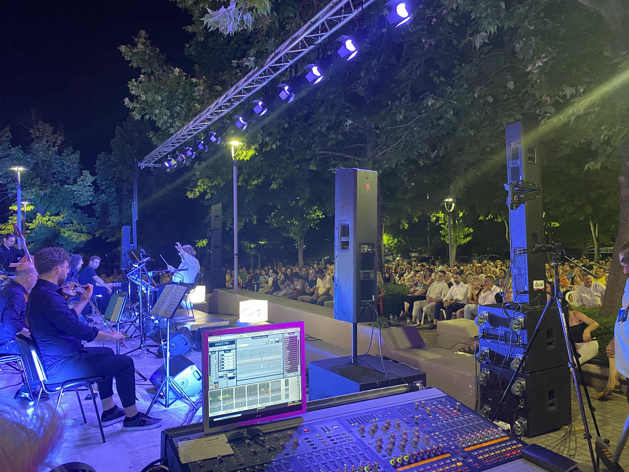 Κάτω από την Αυγουστιάτικη πανσέληνο ο Δημήτρης Παπαδημητρίου ταξίδεψε τους Λαρισαίους σε ονειρικά μονοπάτια (ΦΩΤΟ+video)