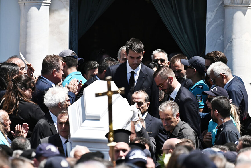Σε κλίμα βαθιάς οδύνης το τελευταίο αντίο στη Λένα Σαμαρά -Δείτε βίντεο και φωτογραφίες