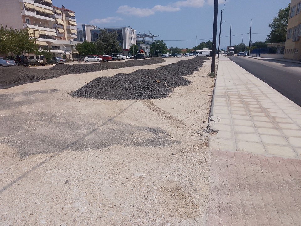 Ο Δήμο Λαρισαίων μετετρέπει χώρο πρασίνου σε πάρκιγκ (ΦΩΤΟ)