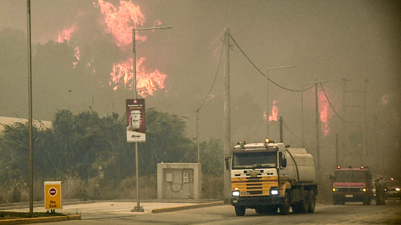 Καίγονται σπίτια και εργοστάσια στην Αχαΐα, εκκενώνονται τα Βραχναίικα -Ένας εγκαυματίας – Οι φλόγες έφτασαν στο Ρίο