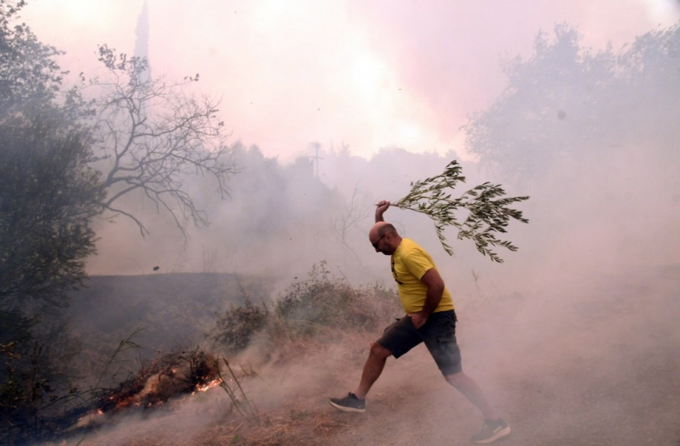 Φωτιά: Συνεχίζεται η μάχη με τις φλόγες σε Πάτρα και Χίο – Δύσκολη νύχτα σε Άρτα και Πρέβεζα