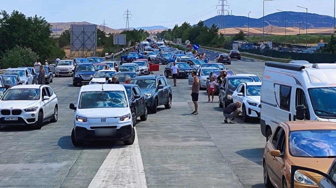 Φωτιά σε χωματερή στη Χάλκη, δίπλα στην Εθνική Οδό-ουρές χιλιομέτρων στα διόδια Μοσχοχωρίου