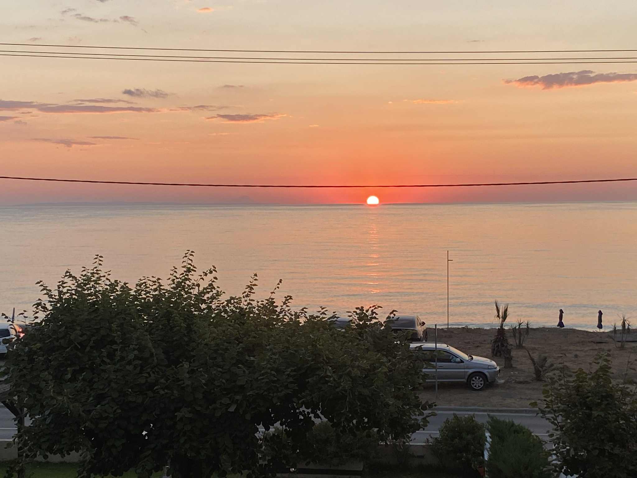 Ο ήλιος ανατέλλει από τα παράλια της Λάρισας- υπέροχες εικόνες