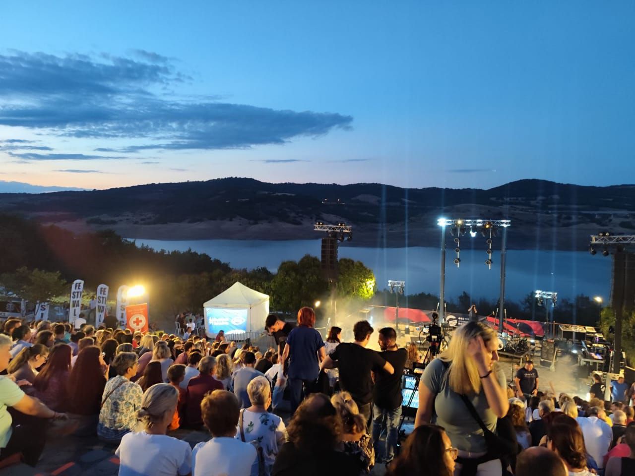 Πλήθος κόσμου στη Λίμνη Σμοκόβου στη συναυλία του Αλκίνοου Ιωαννίδη