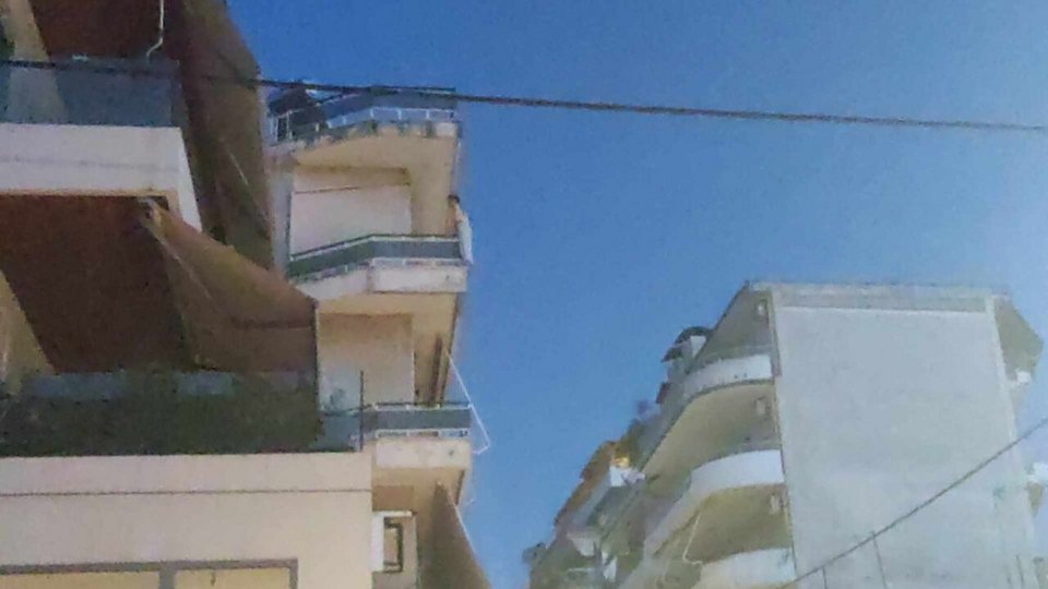 Τραγωδία στο Αγρίνιο: Γυναίκα έκανε βουτιά θανάτου από τον 4ο όροφο πολυκατοικίας, βίντεο-σοκ
