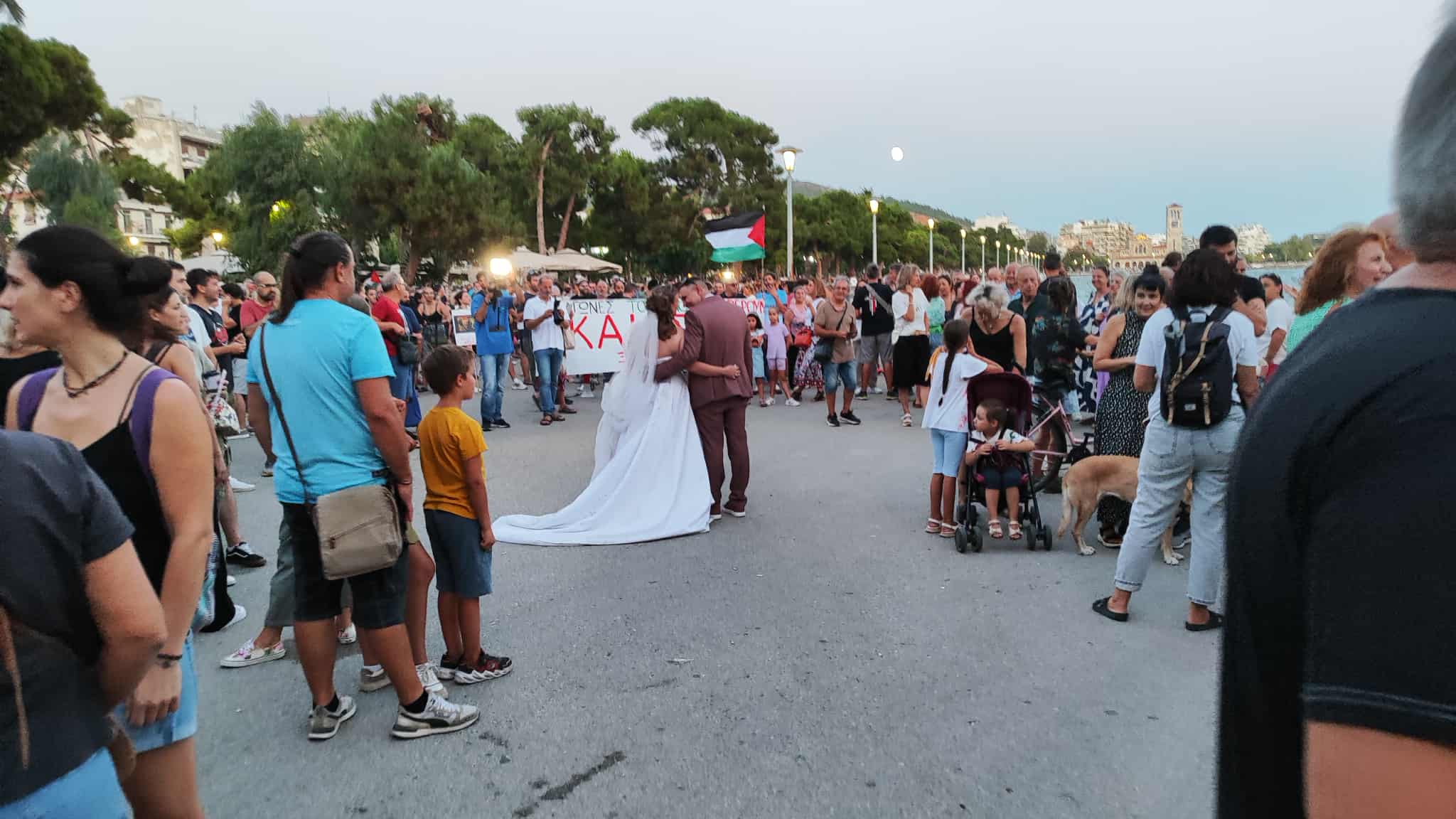 μεγάλη συγκέντρωση διαμαρυρίας στην παραλία του Βόλου για διακιοσύνη στην υπόθεση των Τεμπών
