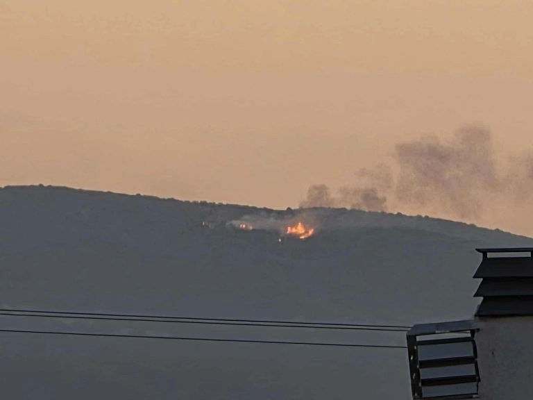 Φωτιά σε δύσβατη περιοχή έξω από τον Βόλο μεταξύ Σωρού και Σέσκλου