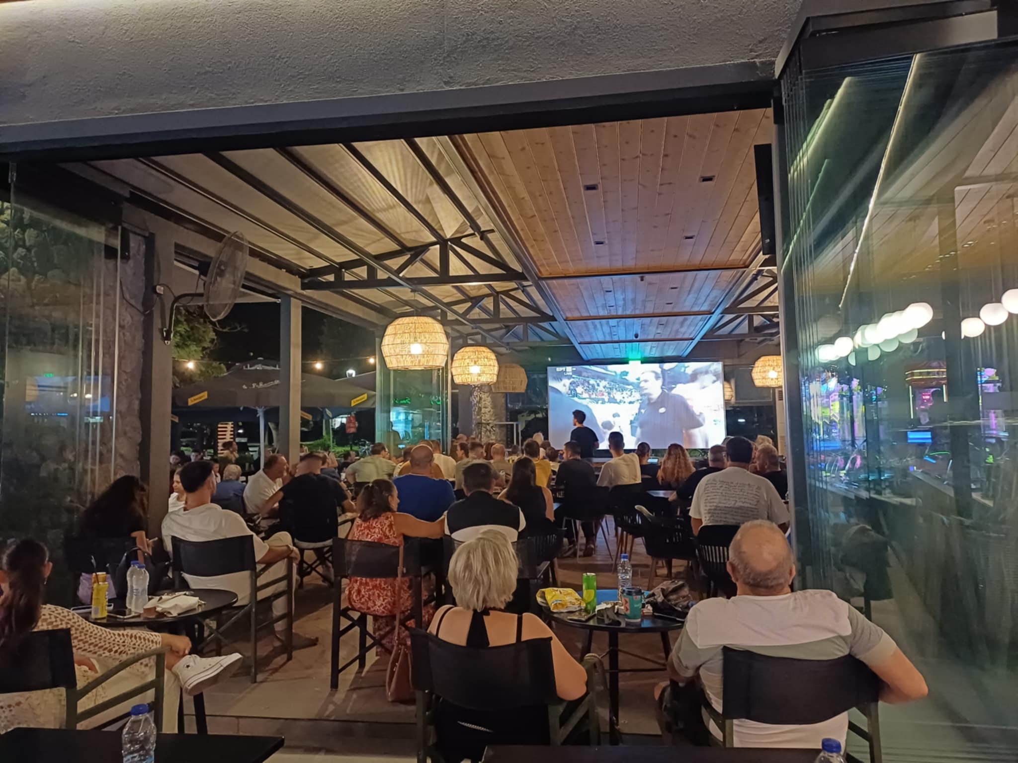 Στη Λάρισα είδε την εθνική ο Πέτρος Κόκκαλης - Λαρισαίοι παρακολούθησαν τον ημιτελικό στο Κηποθέατρο Αλκαζάρ (ΦΩΤΟ)