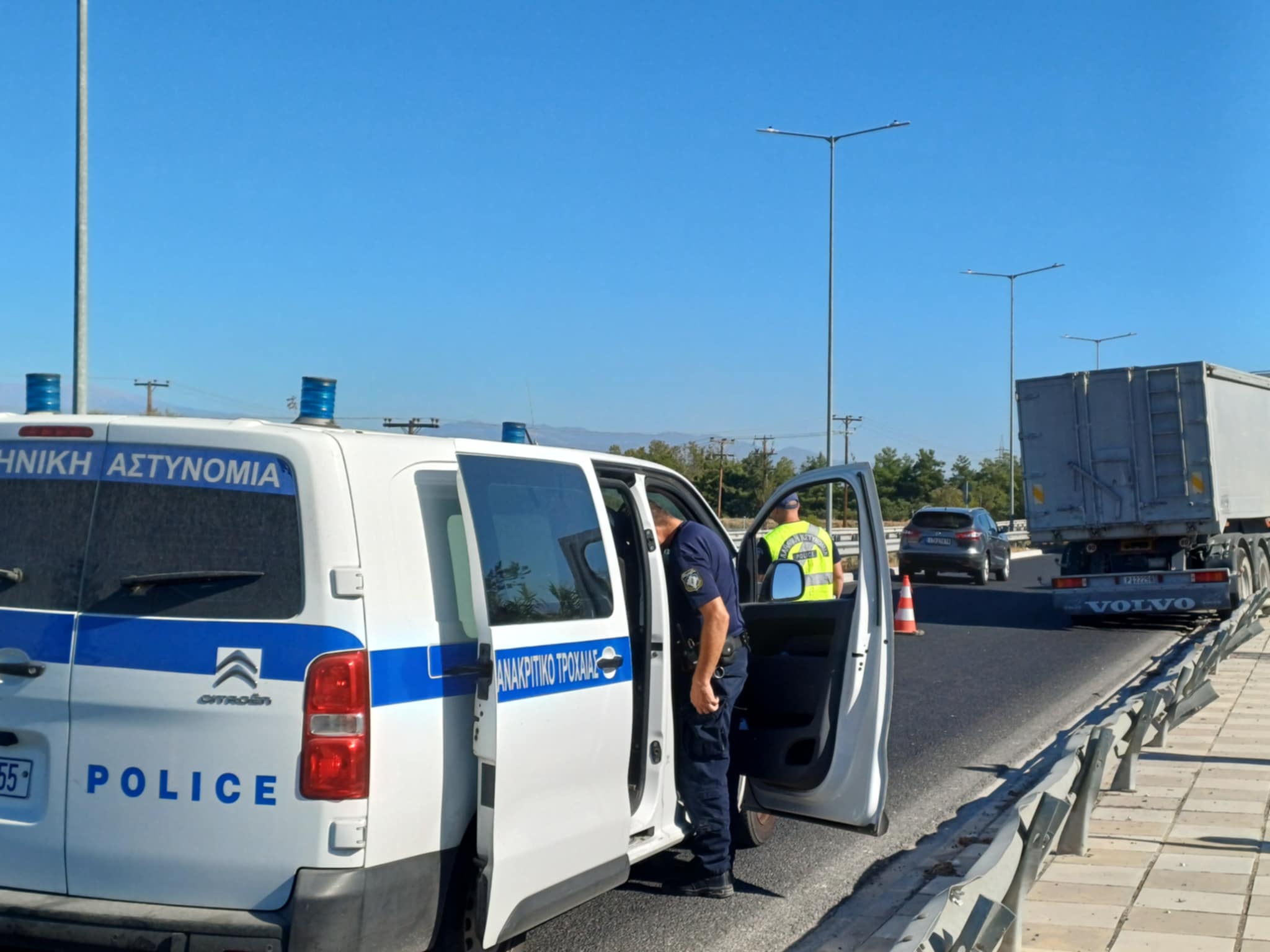 Λάρισα: Νταλίκα βγήκε εκτός δρόμου στην Αγιά Μαρίνα και ξήλωσε τις προστατευτικές μπάρες (ΦΩΤΟ)