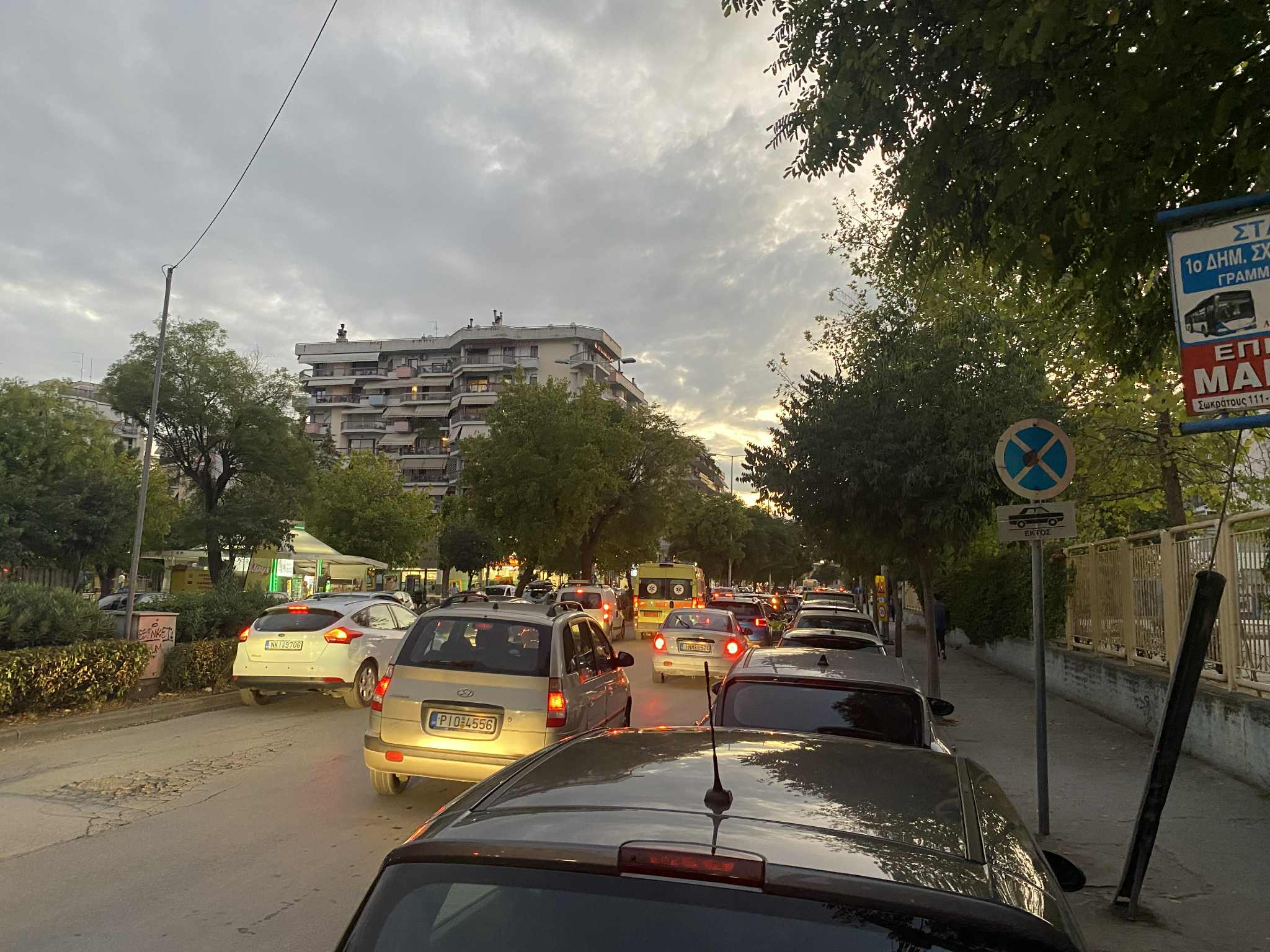 Το μποτιλιάρισμα Δευτέρα απόγευμα στην Ηρώων Πολυτεχνείου για το παζάρι και το ασθενοφόρο που κάνει σλάλομ (ΦΩΤΟ)
