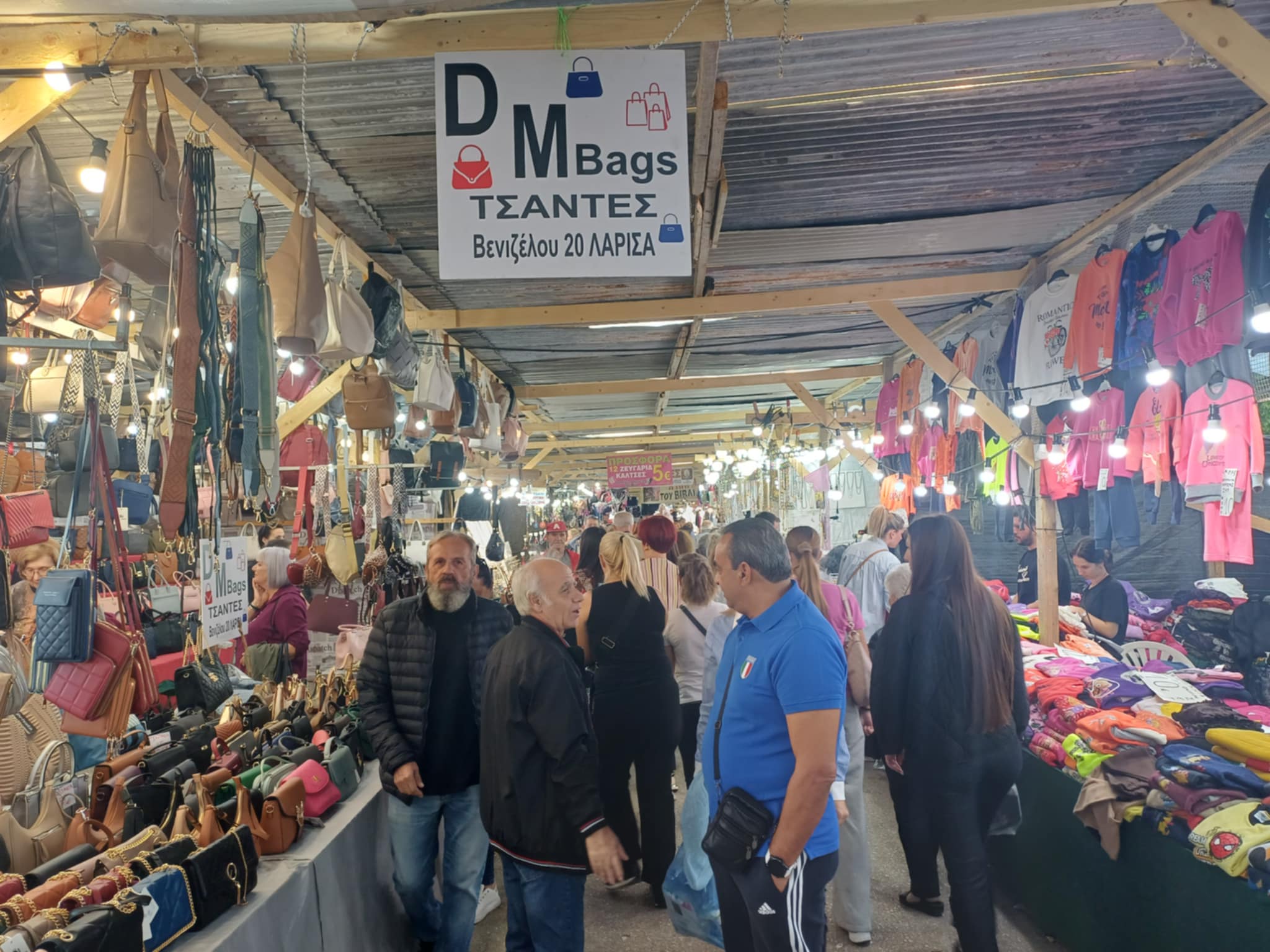 Κοσμοσυρροή στο παζάρι της Λάρισας για την τελευταία βραδιά (ΦΩΤΟ)