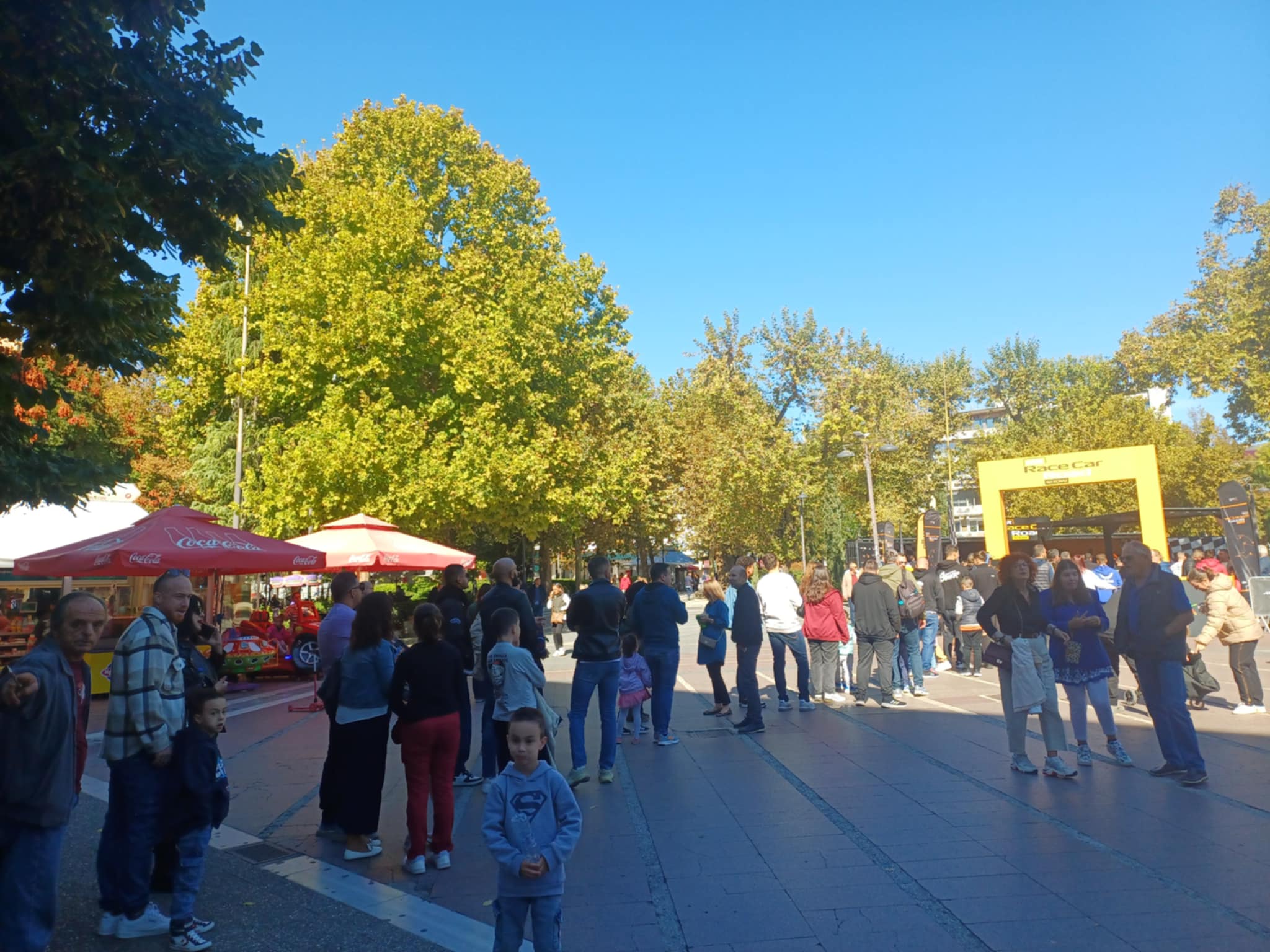 Κοσμοσυρροή στην κεντρική πλατεία για το μονοθέσιο της McLaren στο Roadshow του ΟΠΑΠ (ΦΩΤΟ)