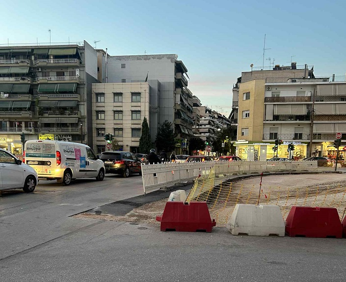 Φόβος στην Ηρ. Πολυτεχνείου: Περνανε δίπλα στα αυτοκίνητα οι πεζοί με ένα πλαστικό κιγκλίδωμα (ΦΩΤΟ+video)