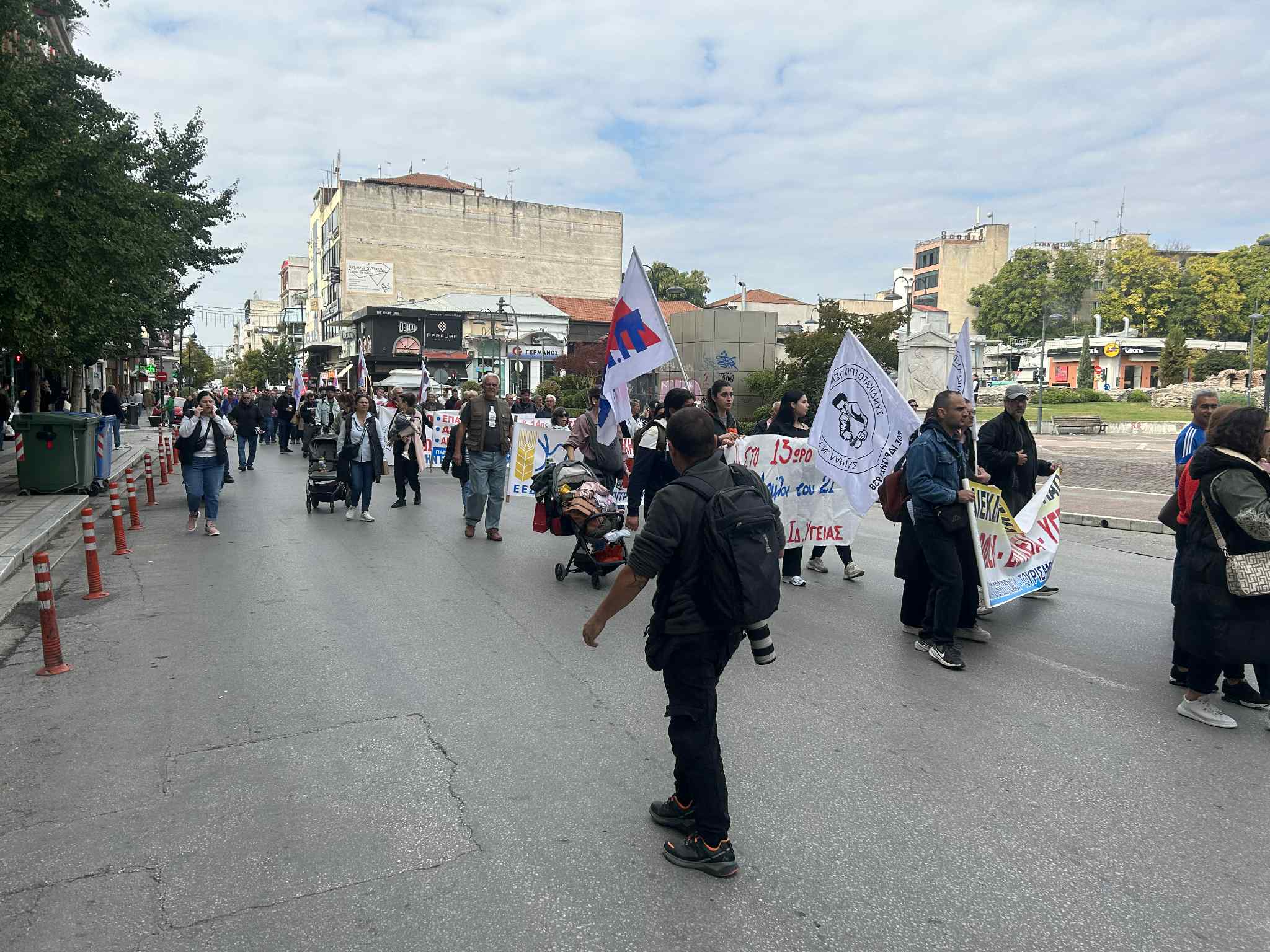 Πορεία και συνθήματα απεργών στο κέντρο της Λάρισας κατά του «αντεργατικού» νομοσχεδίου (ΦΩΤΟ+video)