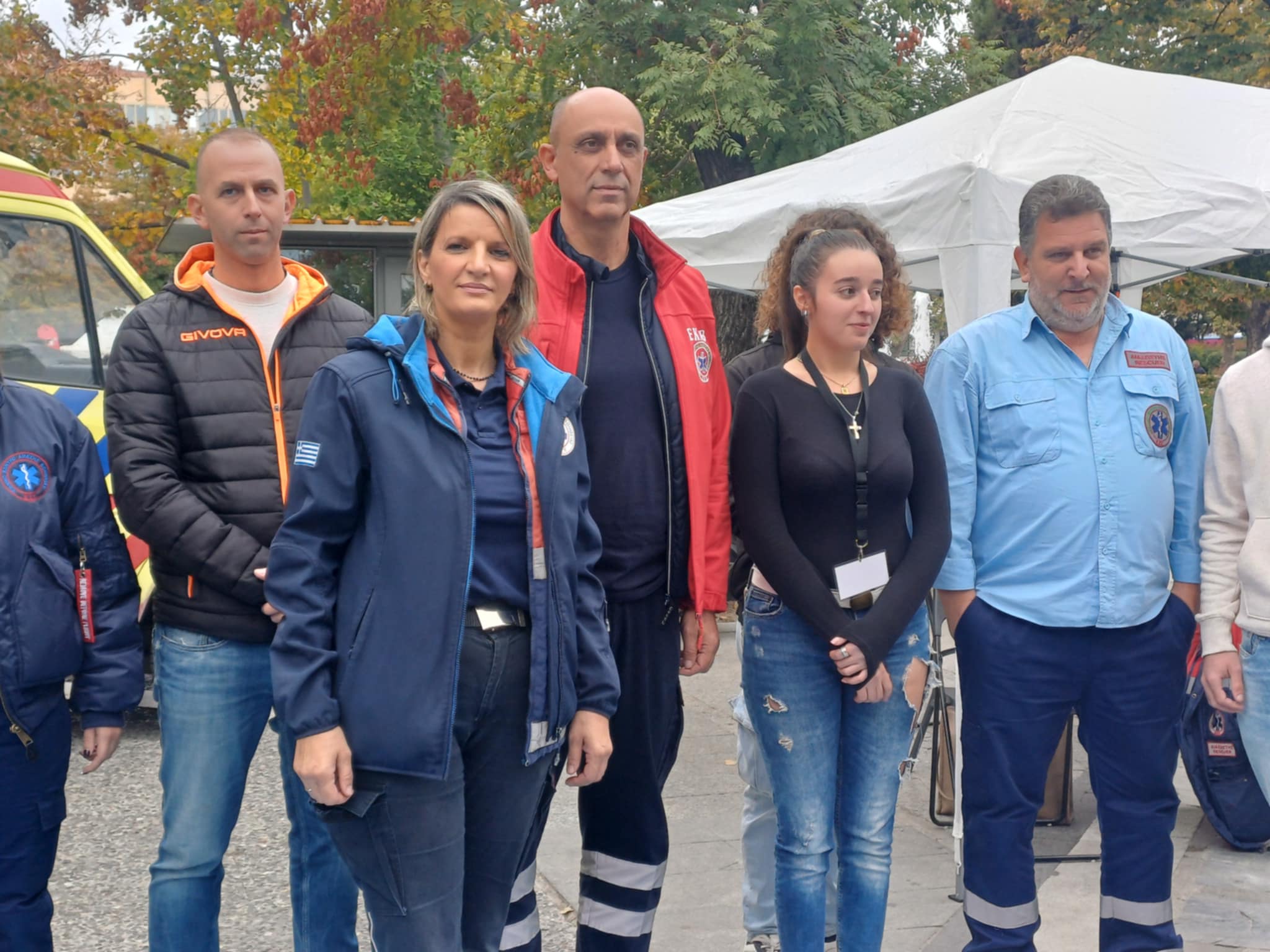 Ανοιχτή επίδειξη στους πολίτες του ΚΑΡΠΑ από το ΕΚΑΒ στη Λάρισα (ΦΩΤΟ