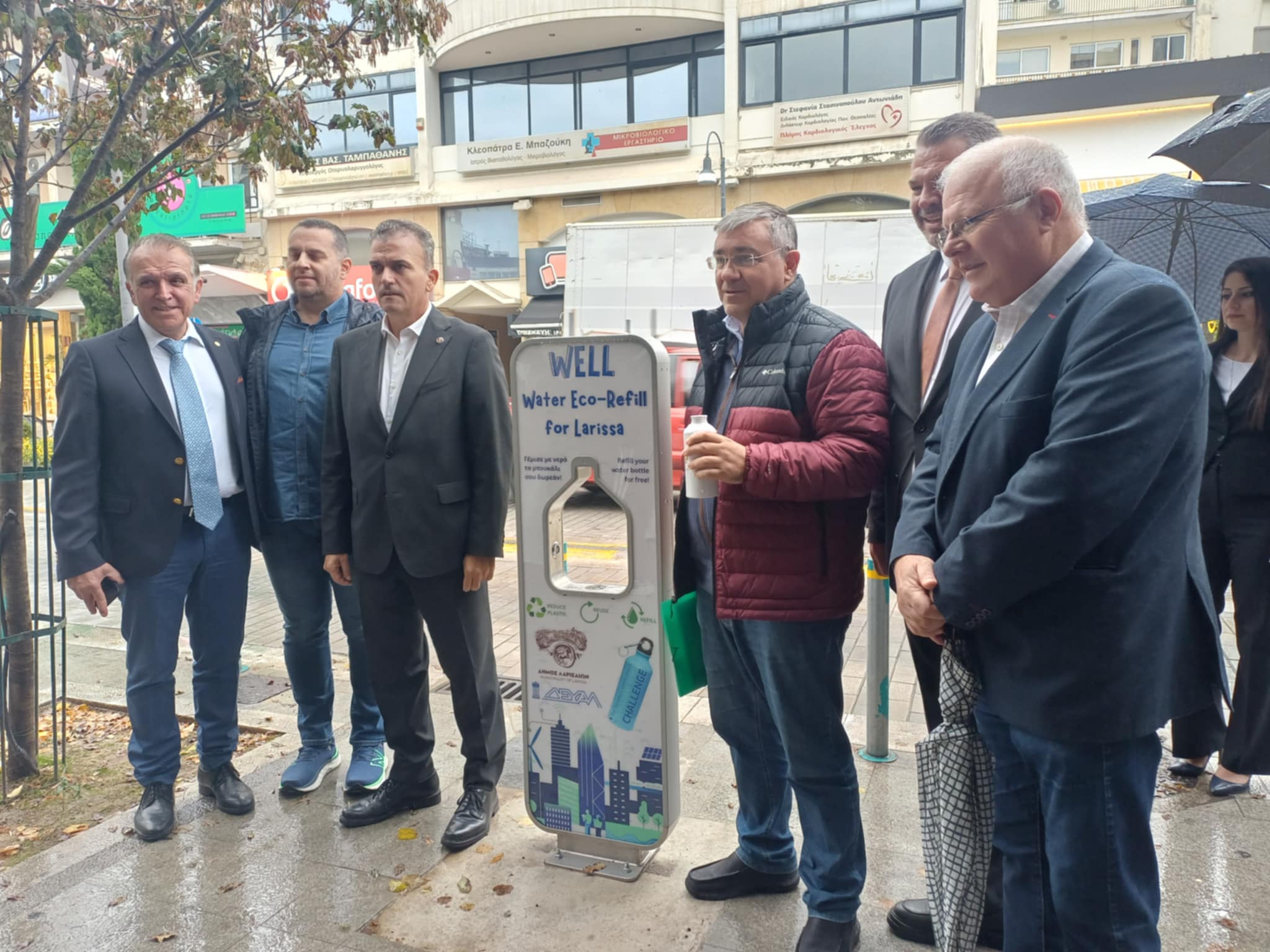 Τέσσερις «έξυπνες» βρύσες εγκαταστάθηκαν σε κεντρικά σημεία της Λάρισας- η επίδειξη στον Γραφάκο και η ...πλάκα Μαμάκου