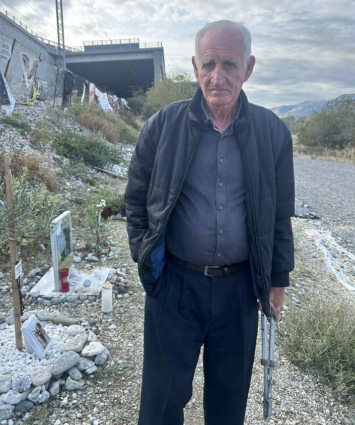 Συγκινεί ο παππούς του αδικοχαμένου Τάσου Κωτσόπουλου: κάθε Κυριακή έρχεται από Καρδίτσα στα Τέμπη κι ανάβει ένα κερί  (ΦΩΤΟ)