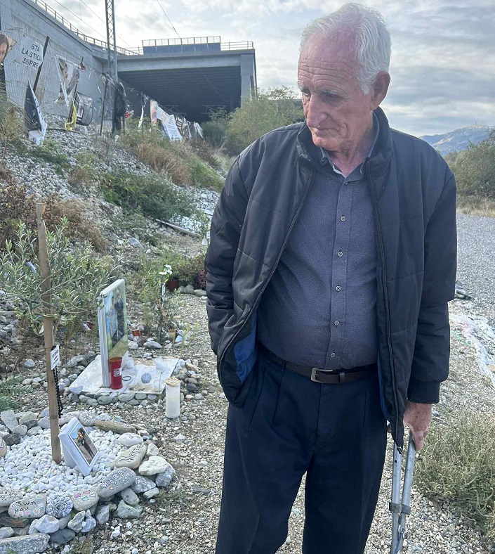 Απίστευτο: Κλέβουν χρήματα που αφήνει ο κόσμος όταν ανάβει κεράκι στο εκκλησακι στα Τέμπη (video)