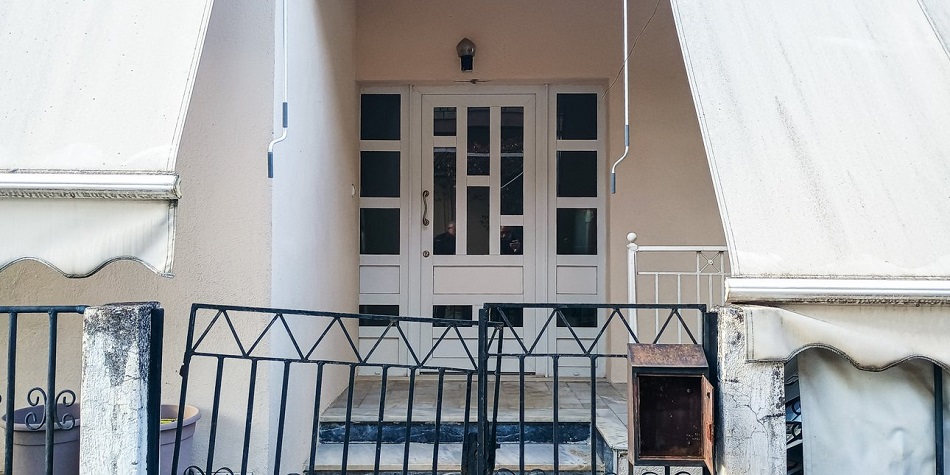 Σοκ η ιατροδικαστική εξέταση για την 54χρονη στα Τρίκαλα -Ο γιος την έσφιγγε για ώρα μέχρι να ξεψυχήσει