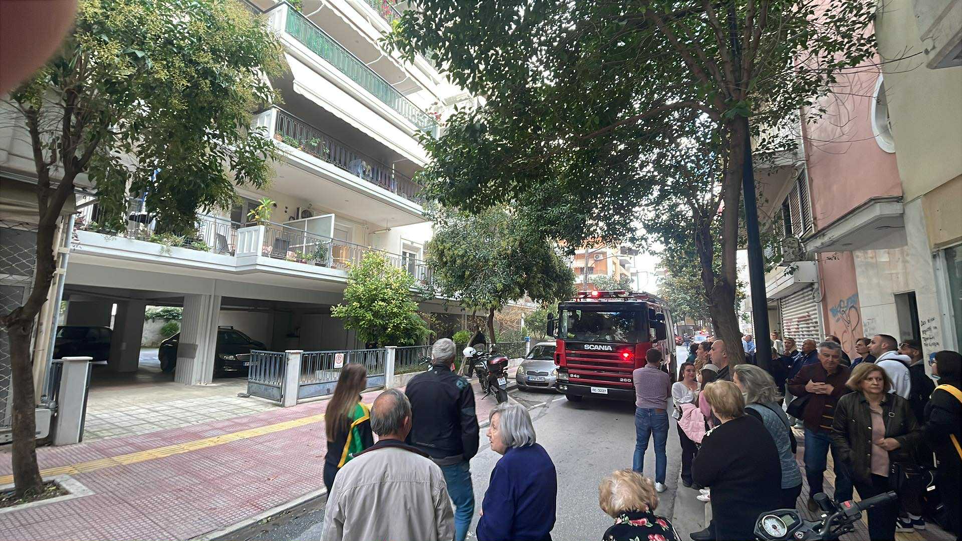 Συναγερμός στην Πυροσβεστική για φωτιά σε διαμέρισμα στο κέντρο της Λάρισας (FVTO)