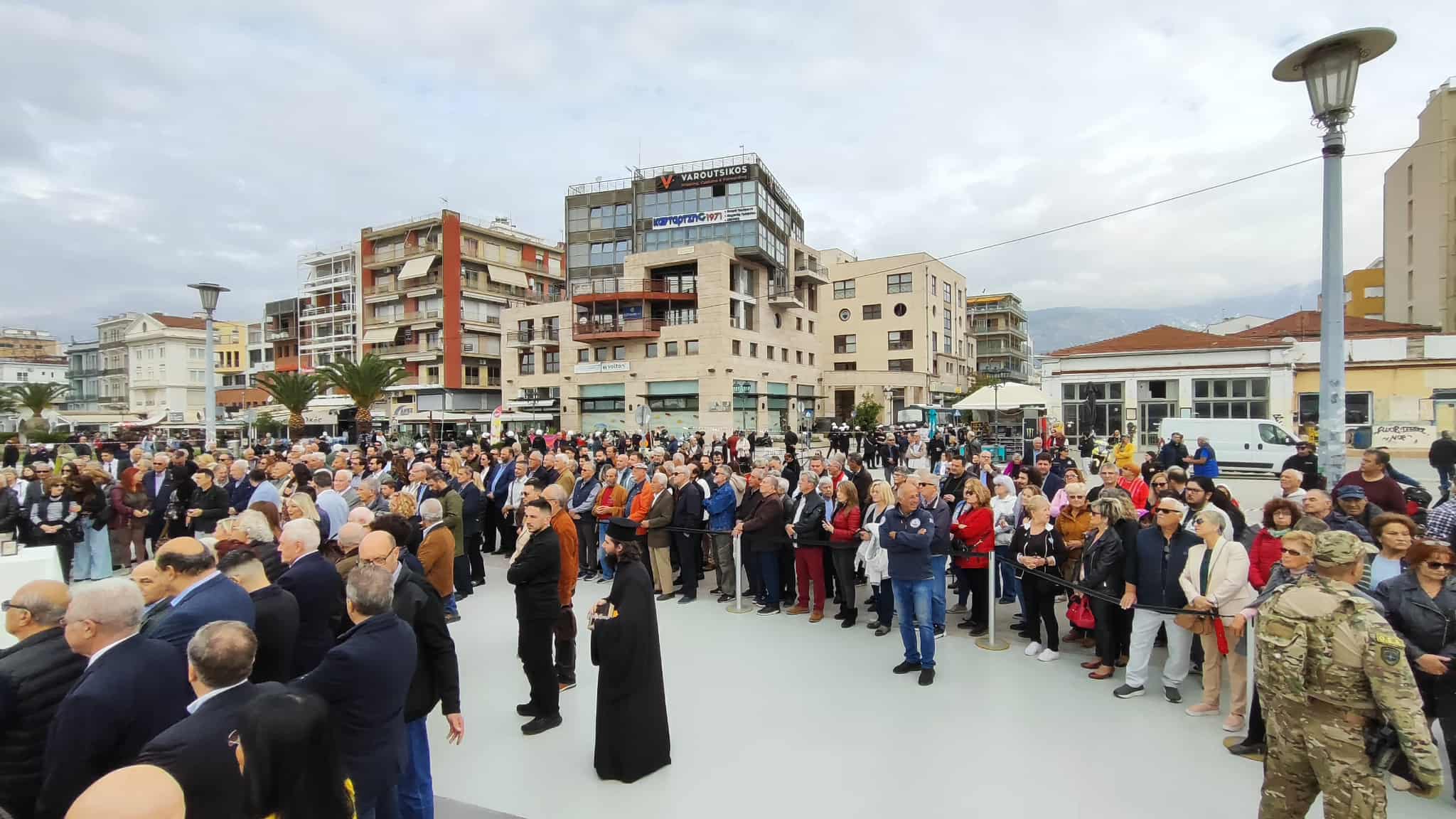 Στα αποκαλυπτήρια του αγάλμaτος του Ιάσονα στην παραλία ο Αδωνις Γεωργιάδης (ΦΩTO)