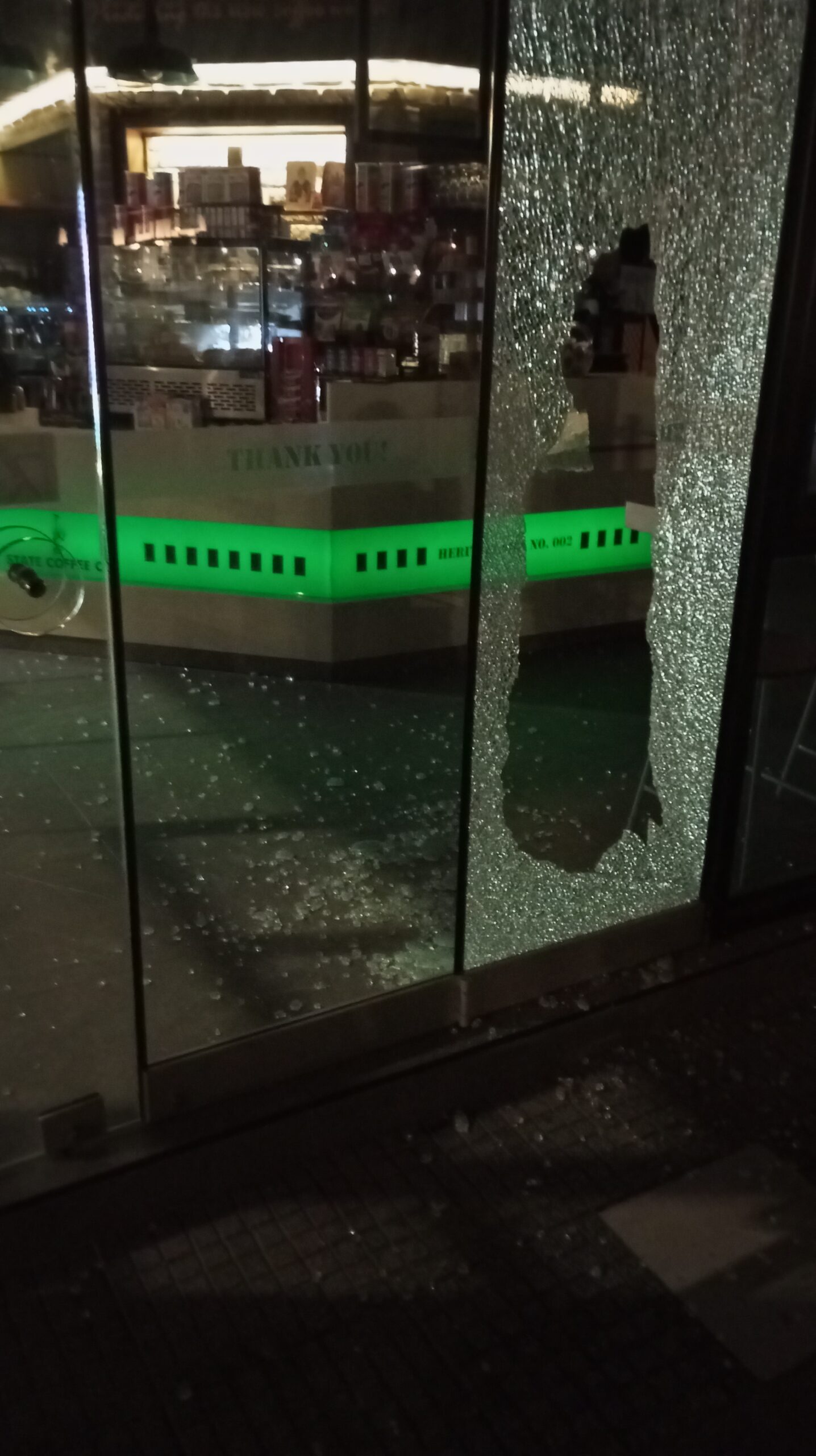 Μπαράζ διαρρήξεων σε επιχειρήσεις στον Βόλο χθες το βράδυ – Άγνωστοι έσπασαν τζαμαρίες, άρπαξαν χρήματα