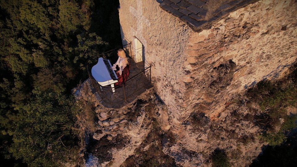 Η «ιπτάμενη» πιανίστρια ξαναχτυπά -«Κρέμεται» σε βράχο στον Όλυμπο και παίζει, δείτε βίντεο