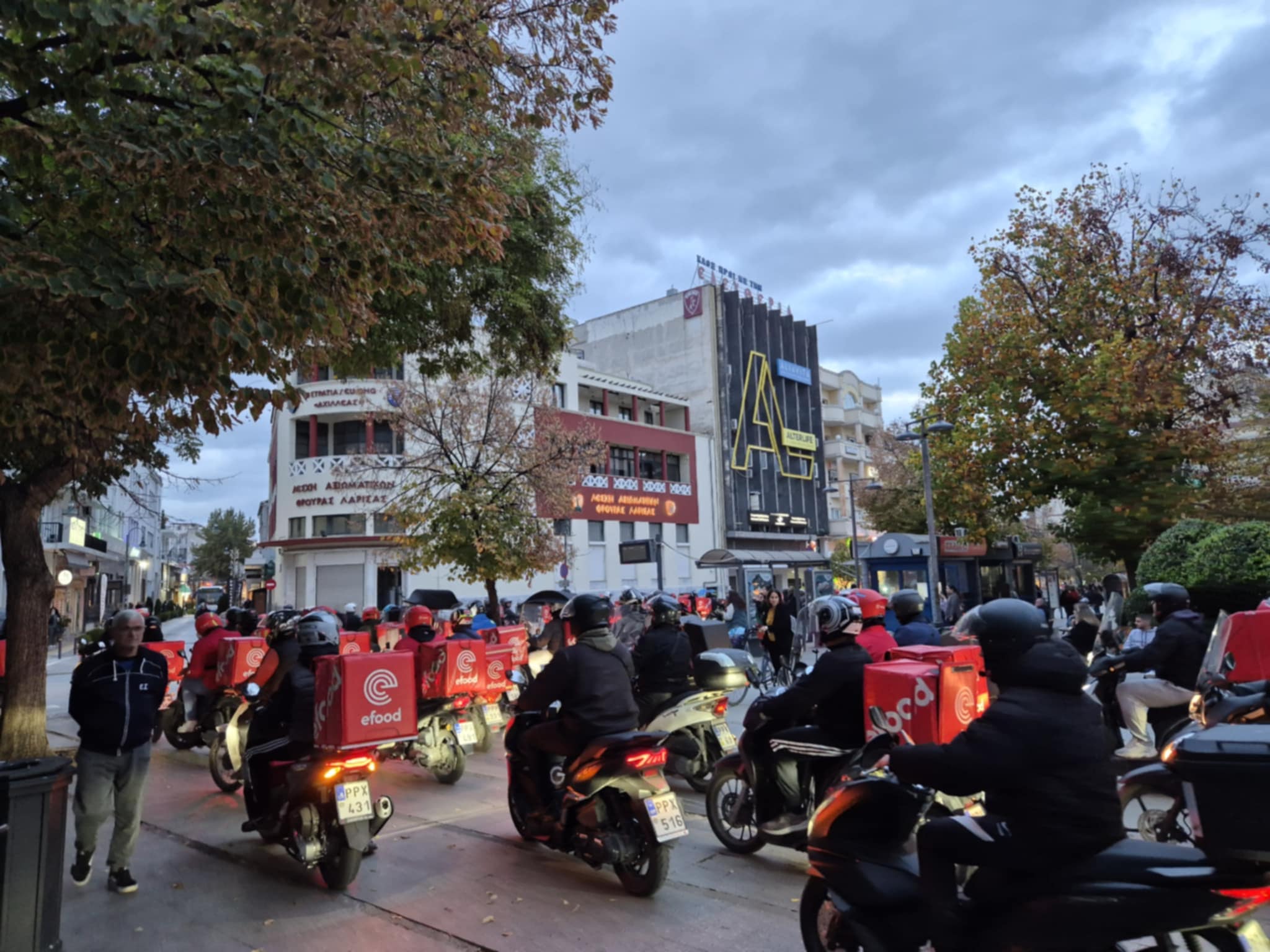 Αποχή και μοτοπορεία στο κέντρο της Λάρισας από τους διανομείς (ντελιβεράδες)-δείτε εικόνες και βίντεο