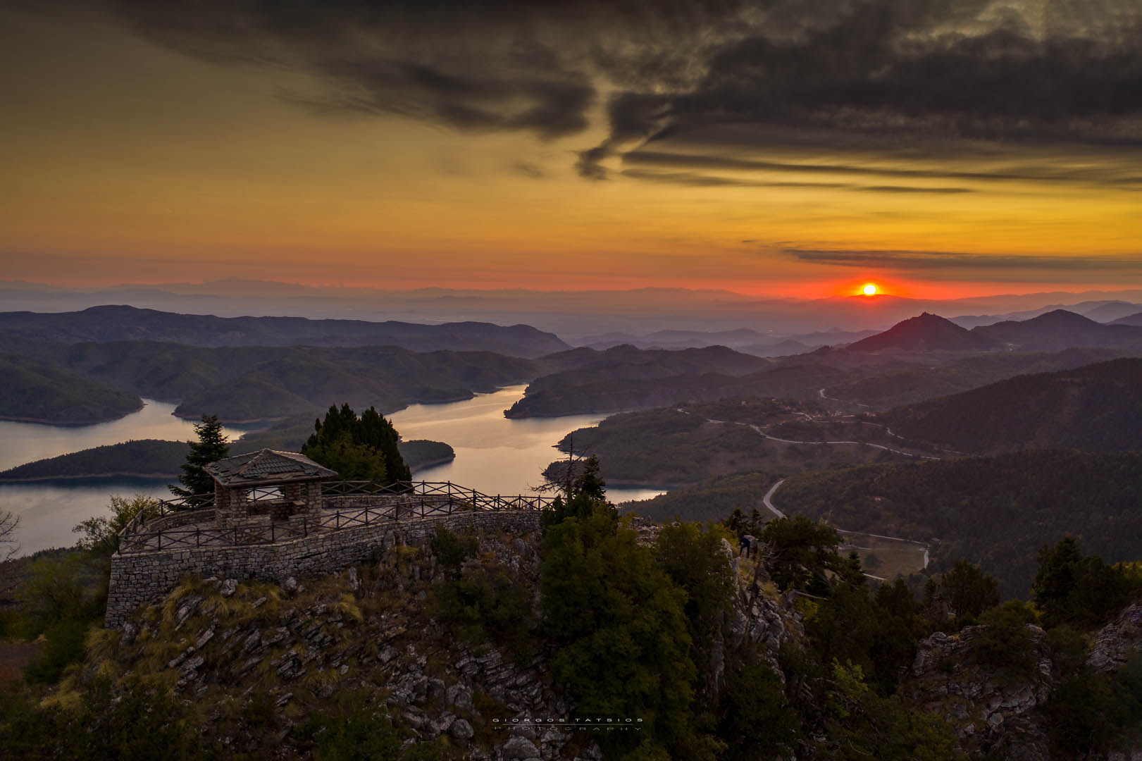 Φθινόπωρο στη Λίμνη Πλαστήρα σε φόντο χρυσοκίτρινο και γαλάζιο...
