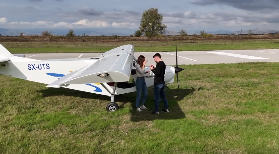 Πρόταση γάμου από την Αγιά Λάρισας στους... “ουρανούς” της Καρδίτσας! (ΦΩΤΟ)