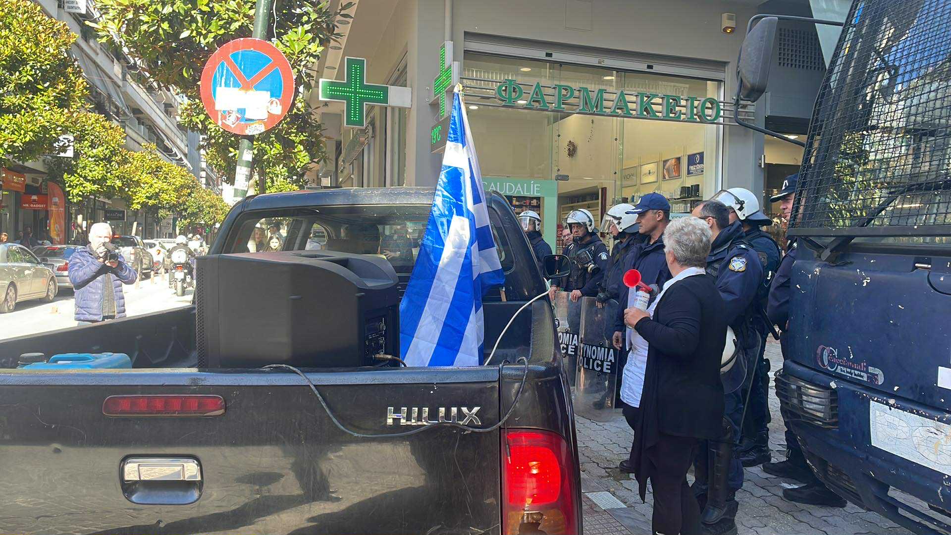 Ισχυρές αστυνομικές δυναμειθς έξω από το γραφείο του Χρ. Κέλλα όπου οδεύουν κτηνοτρόφοι (ΦΩΤΟ)