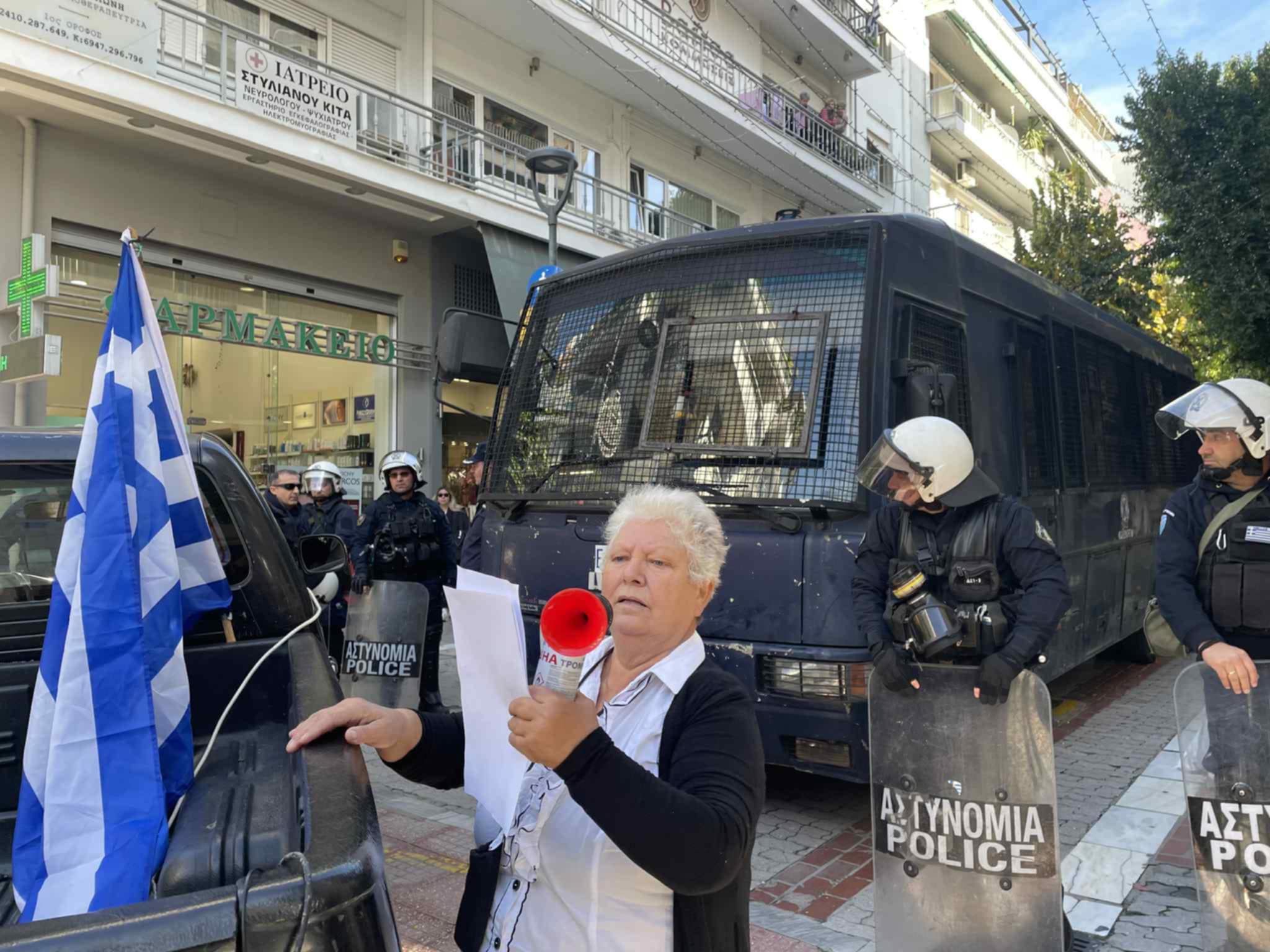 Παραμένουν και το βράδυ έξω από τα γραφεία του Κέλλα οι κτηνοτρόφοι, ζητούν να τον συναντήσουν